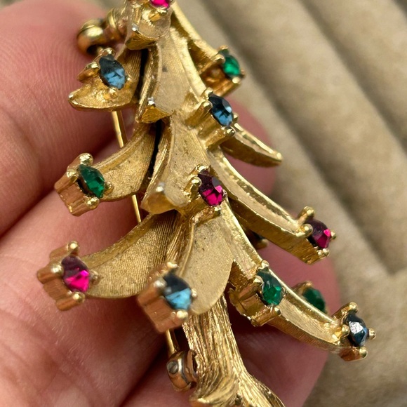Crown Trifari Gold Christmas Tree Brooch with Multicolor Gemstones